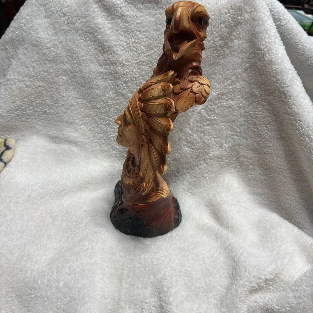 Chief and Eagle Sculpture in Resin - Picture 2 of 4